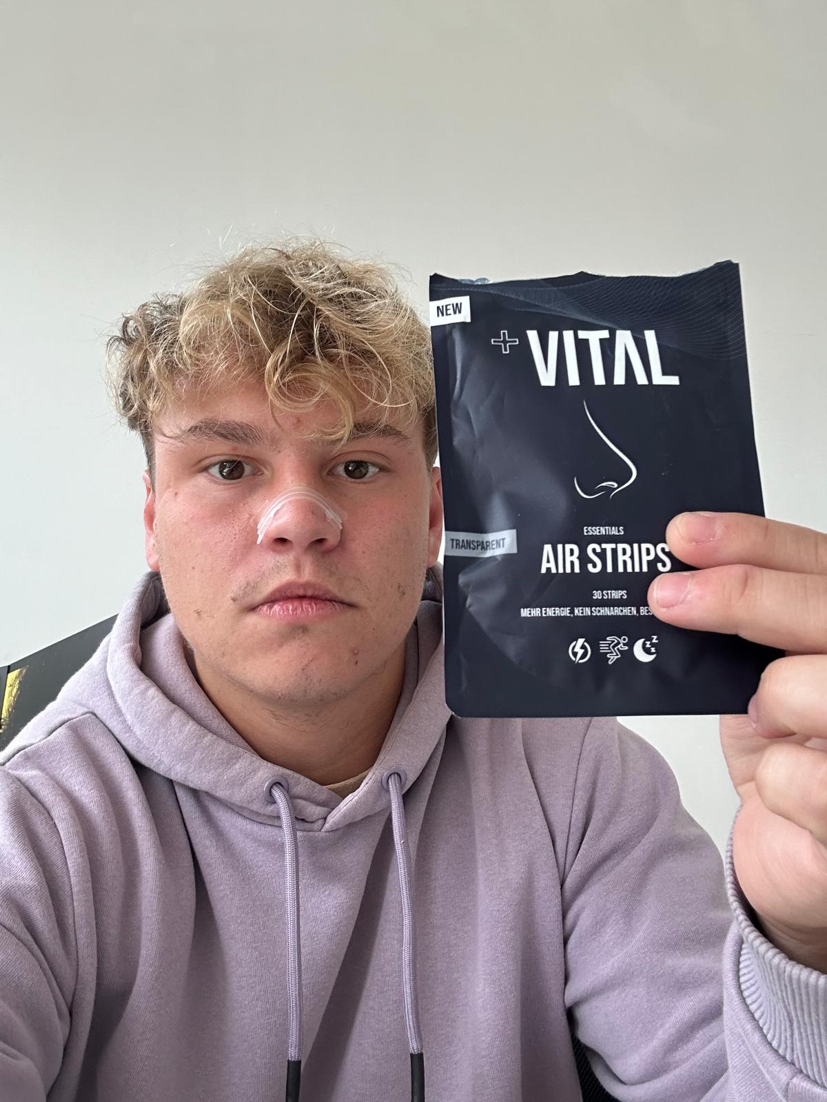 Echter Anwender trägt den transparenten +VITAL AirStrip und zeigt die Packung